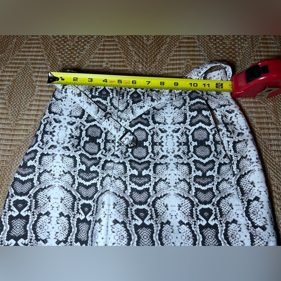 Express Women's Snake Print Stretch Shortie High Rise Belt Shorts,Size 00 - Picture 3 of 8